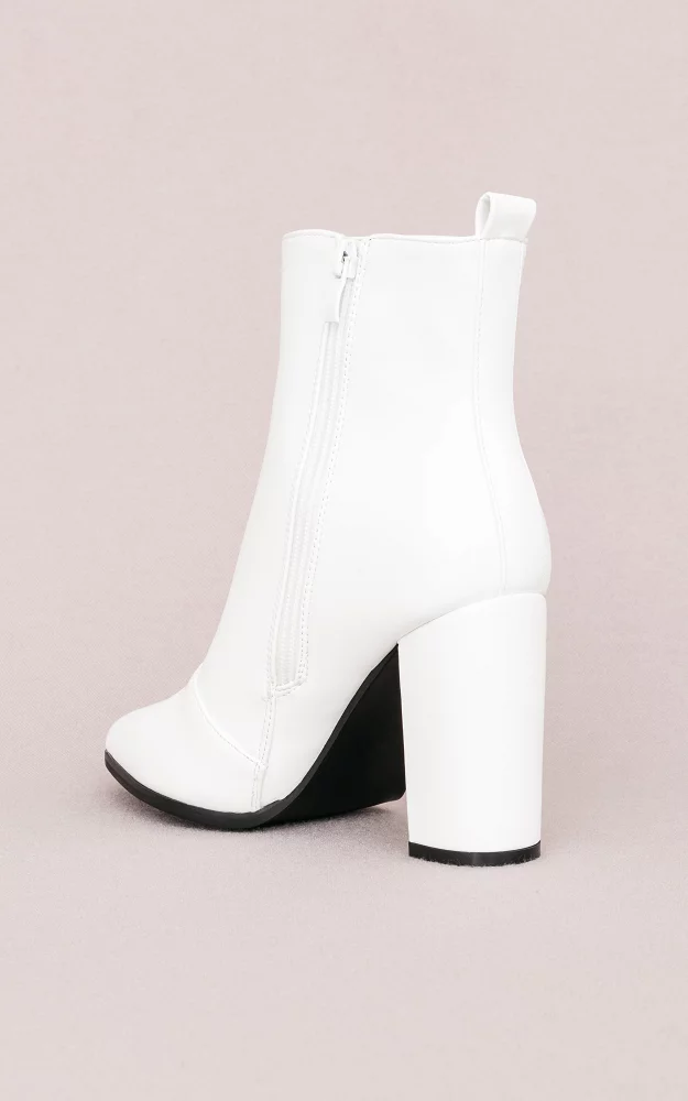 Ankle boots with pointed noses White