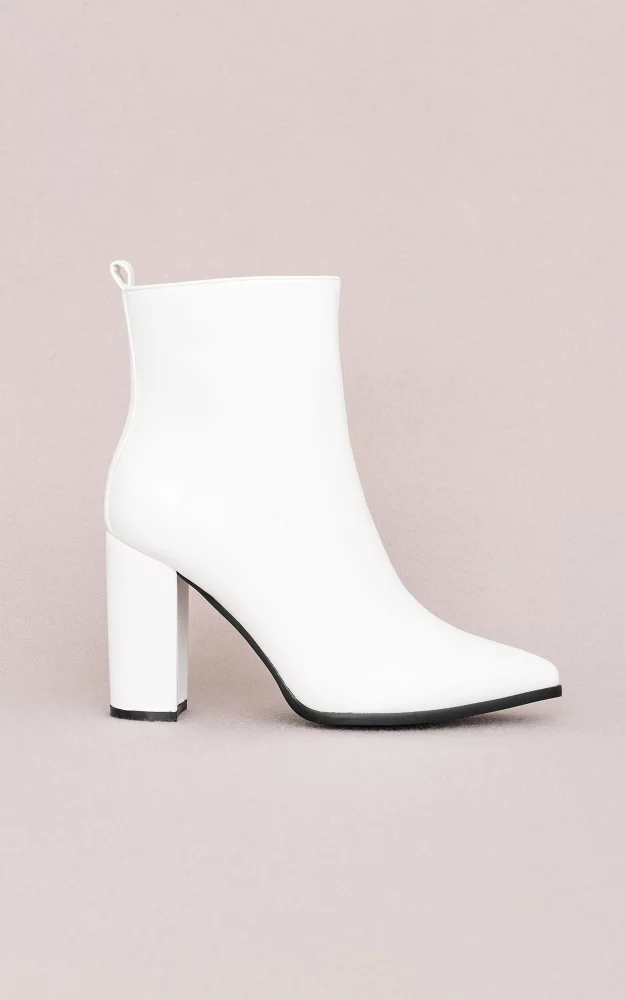 Ankle boots with pointed noses White