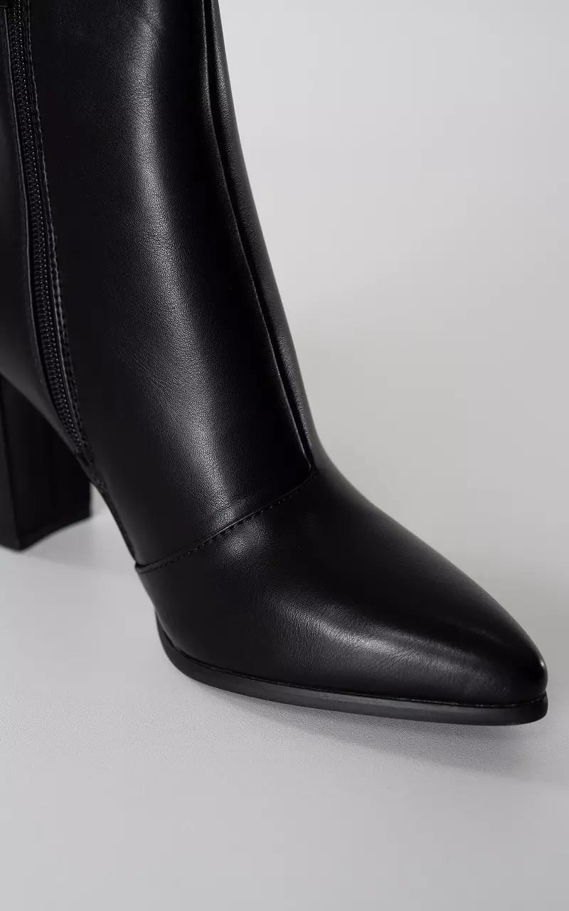 Ankle boots with pointed noses Black