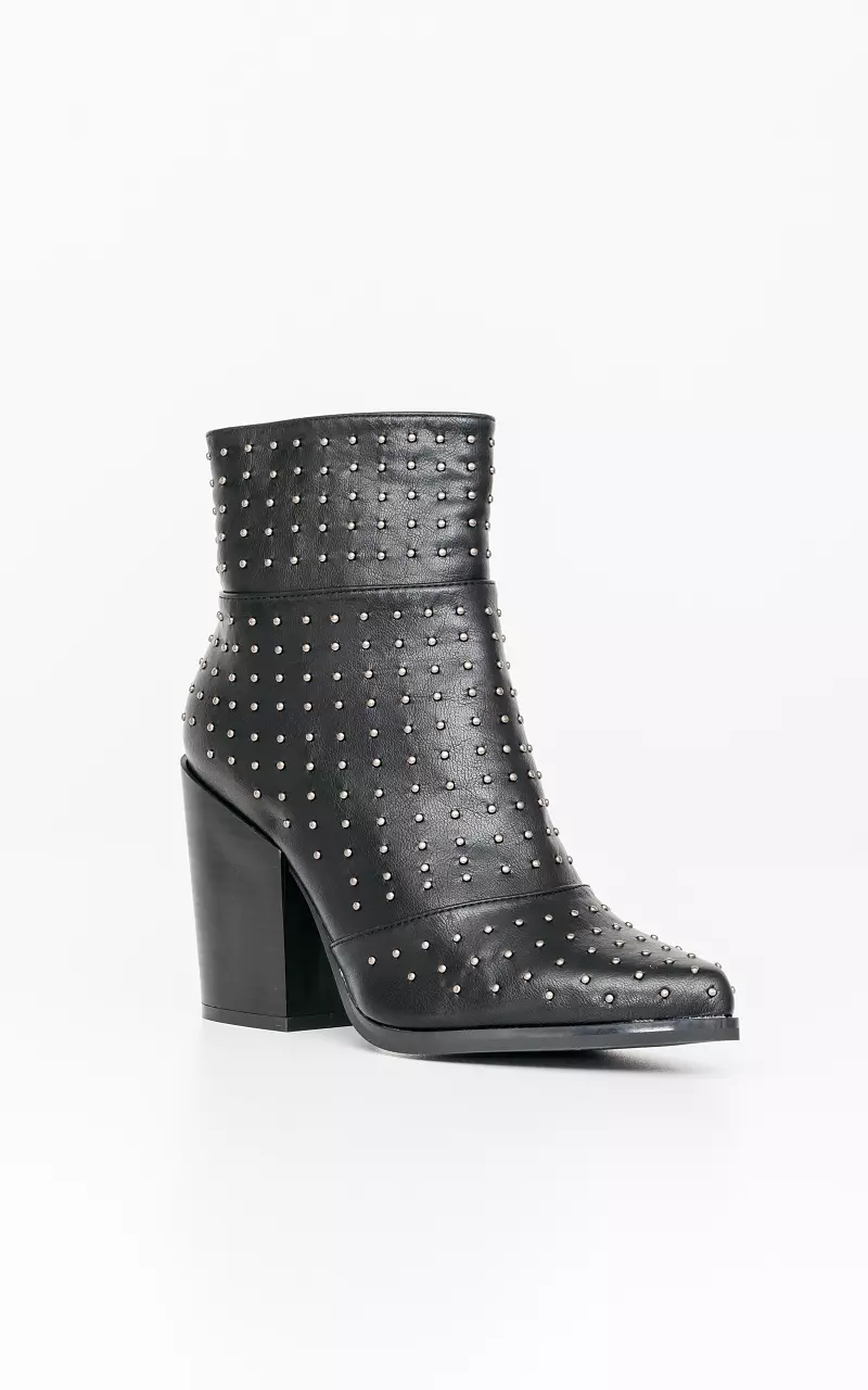 Pointed boots with studs Black