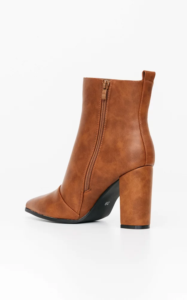 Ankle boots with pointed noses Cognac