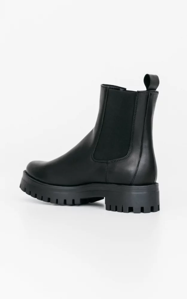 Leather boots with elastic Black