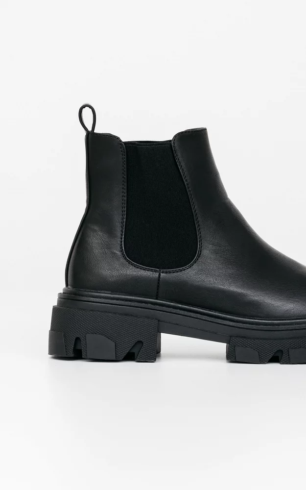 Chelsea-Boots mit chunky Sohle Schwarz