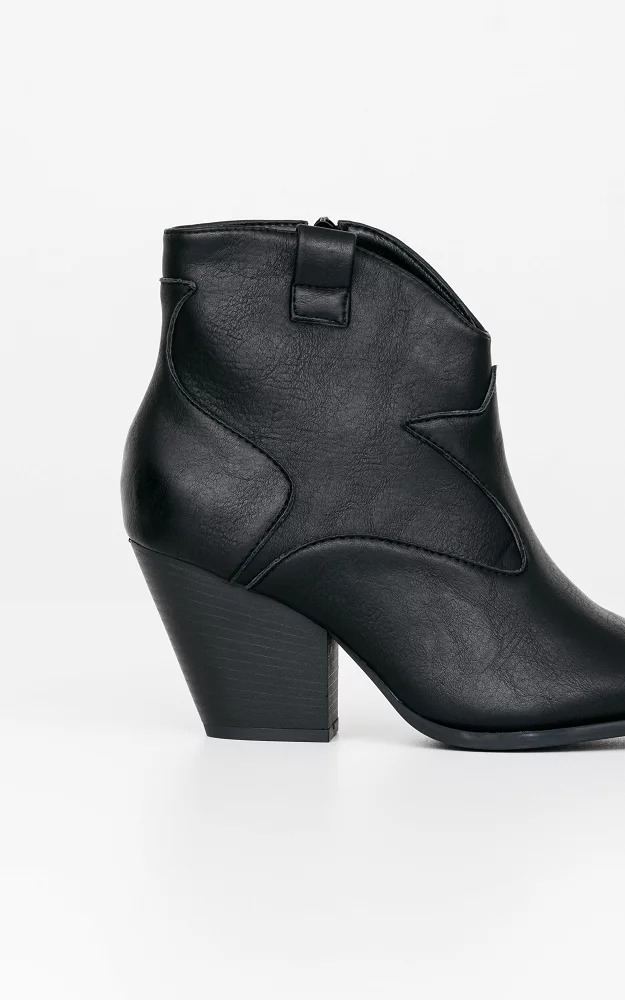Cowboy boots with detailed noses Black