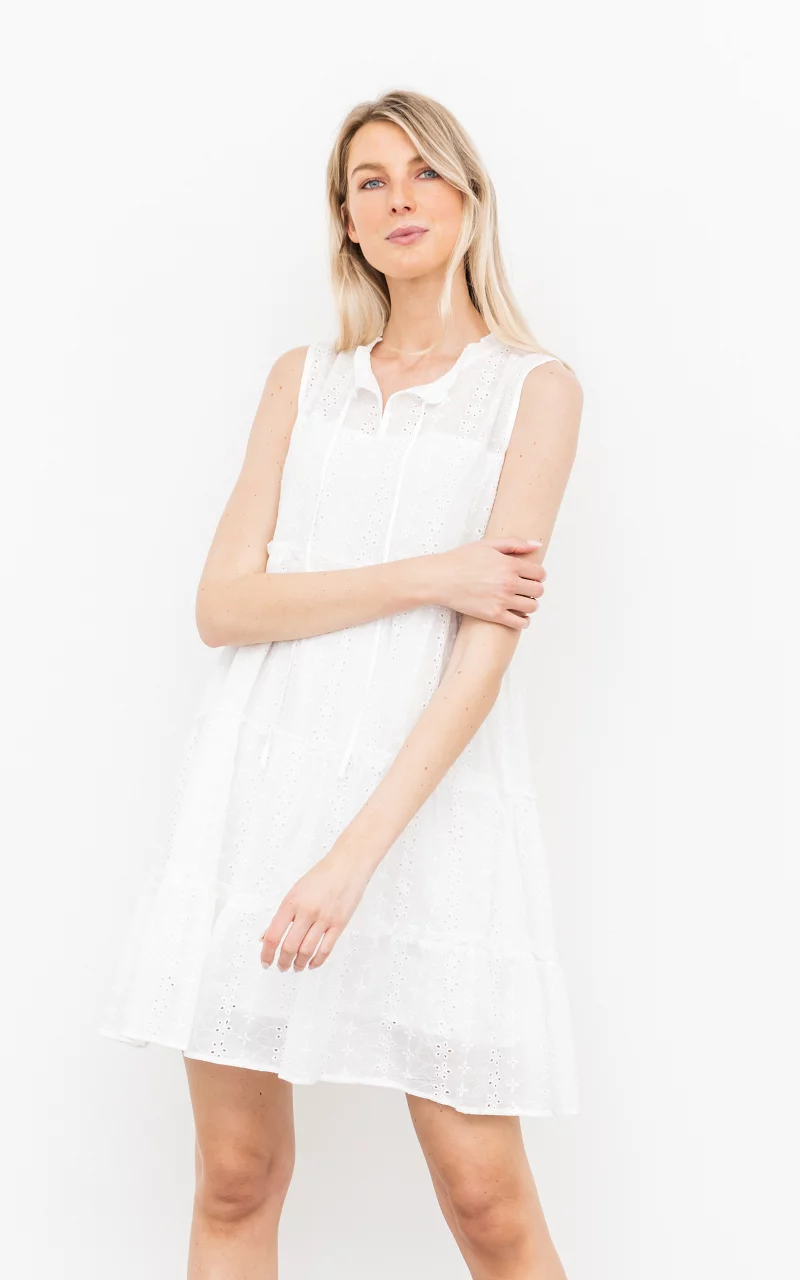 Niedliches Kleid mit Stickerei Weiß
