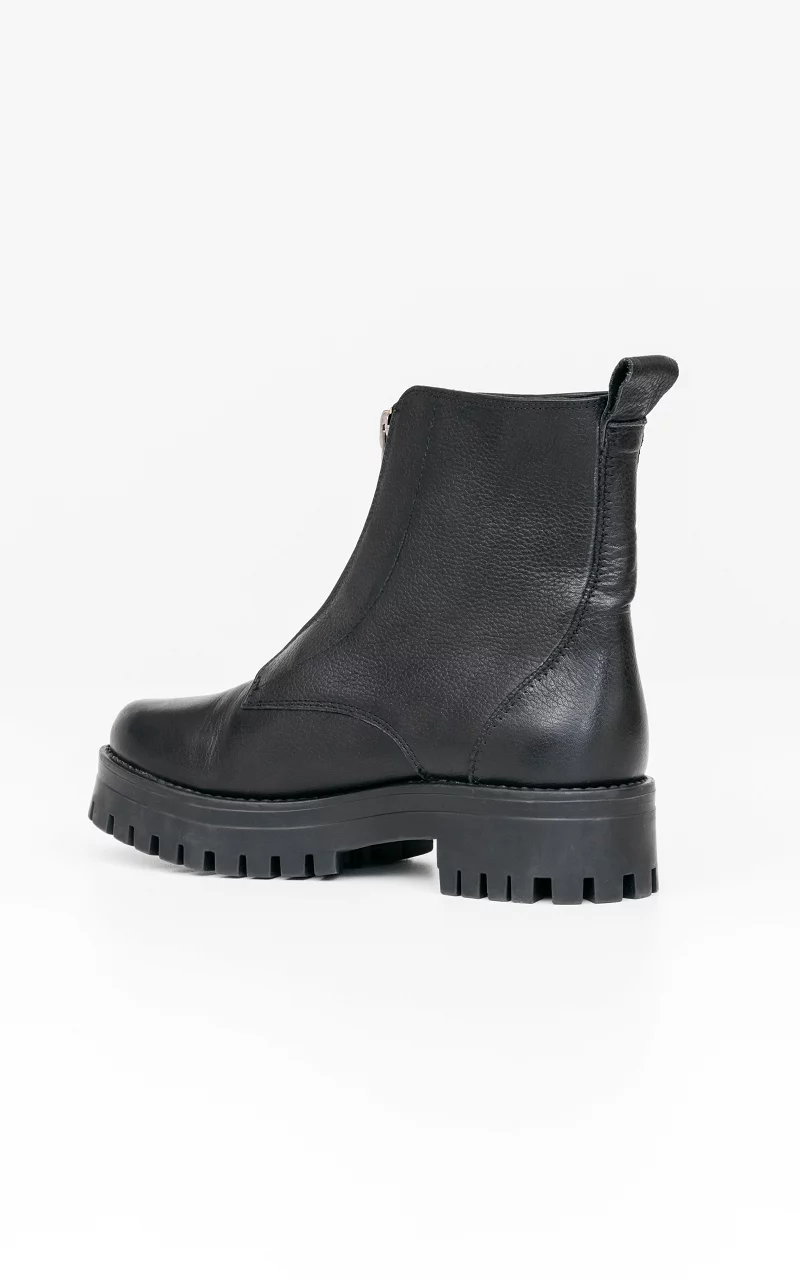 Leather boots with zip on the front Black