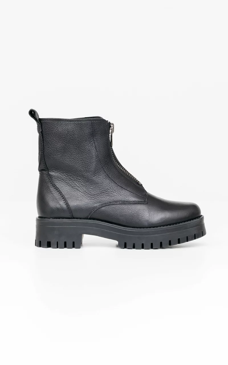 Leather boots with zip on the front Black