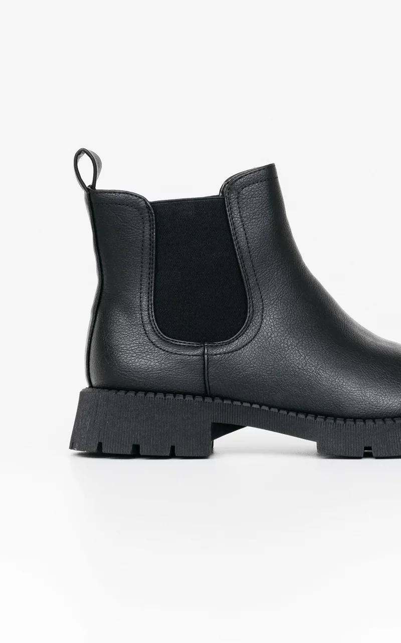 Chelsea Boots mit chunky Sohle Schwarz