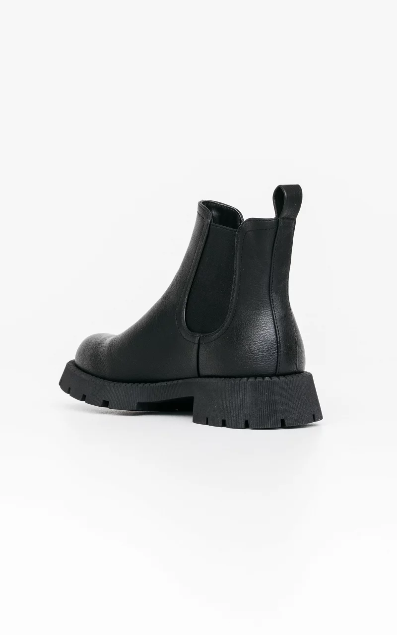 Chelsea Boots mit chunky Sohle Schwarz