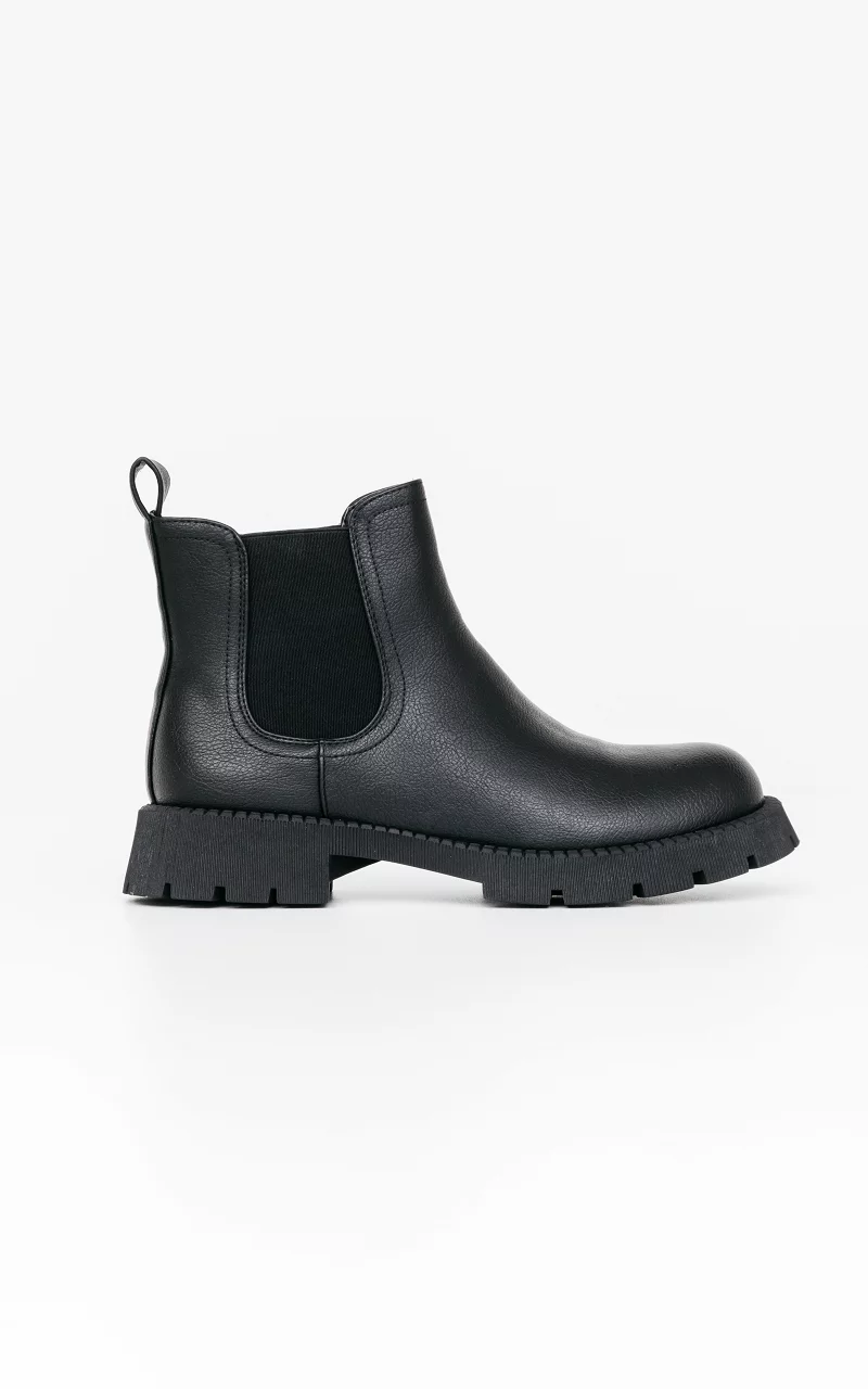 Chelsea Boots mit chunky Sohle Schwarz