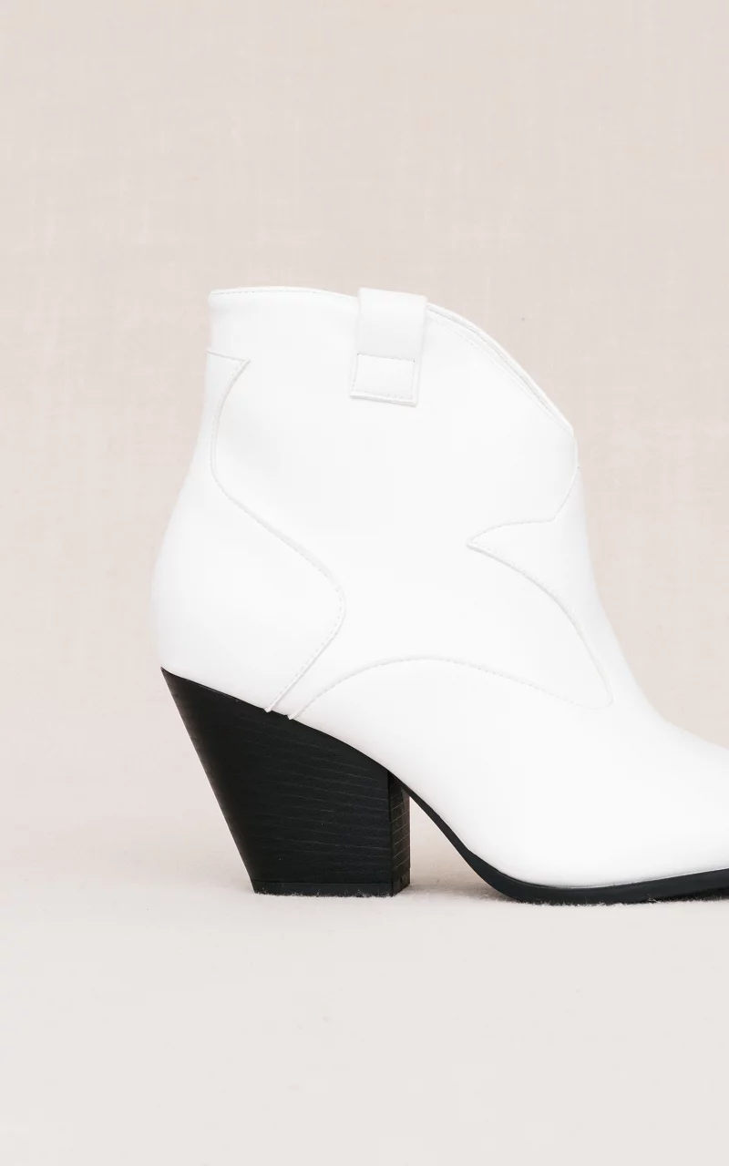Cowboylaarsje met een goudkleurige neus Wit