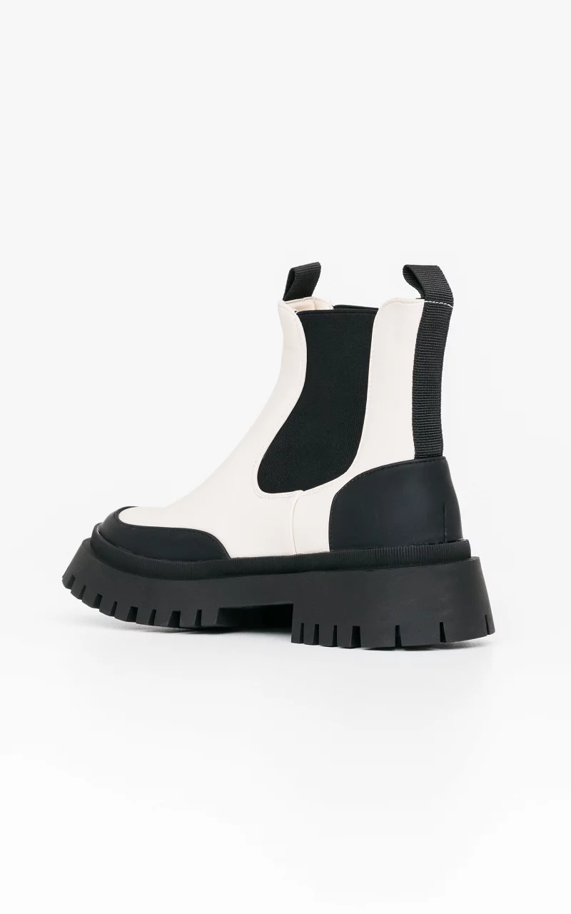 Chelsea boots with thick soles Cream Black
