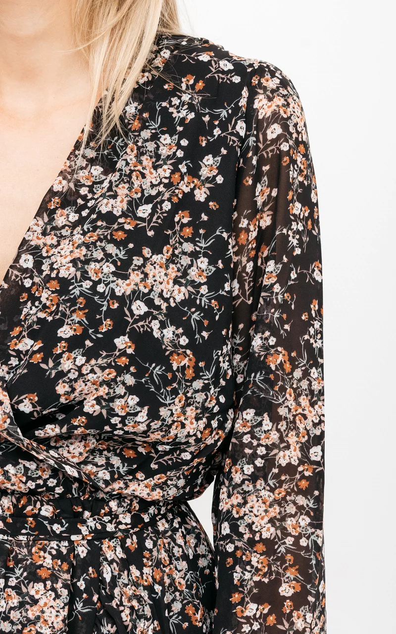 Kurzes Kleid mit floralem Muster Schwarz Hellrosa