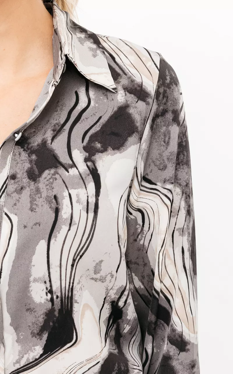 Bluse mit abstraktem Muster Grau Schwarz