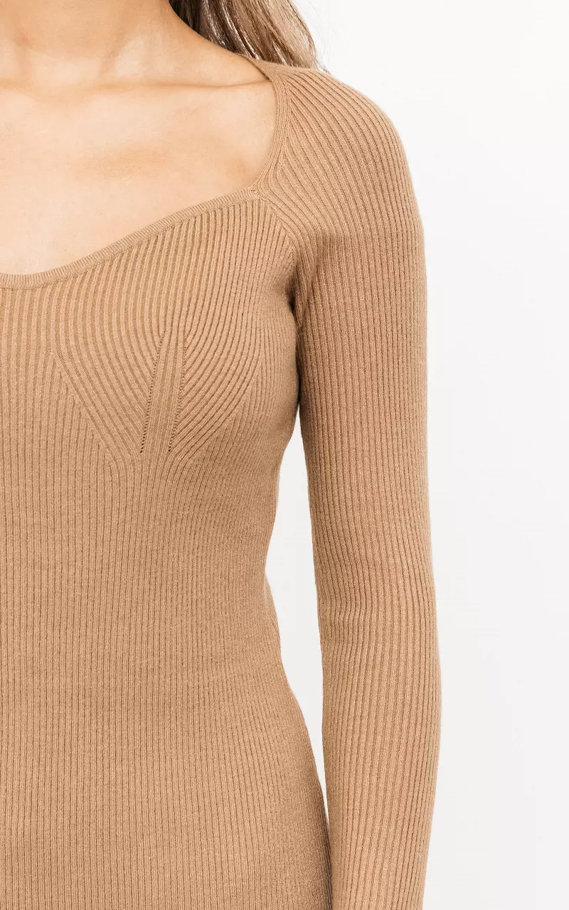 Ribbed dress with low neckline Camel