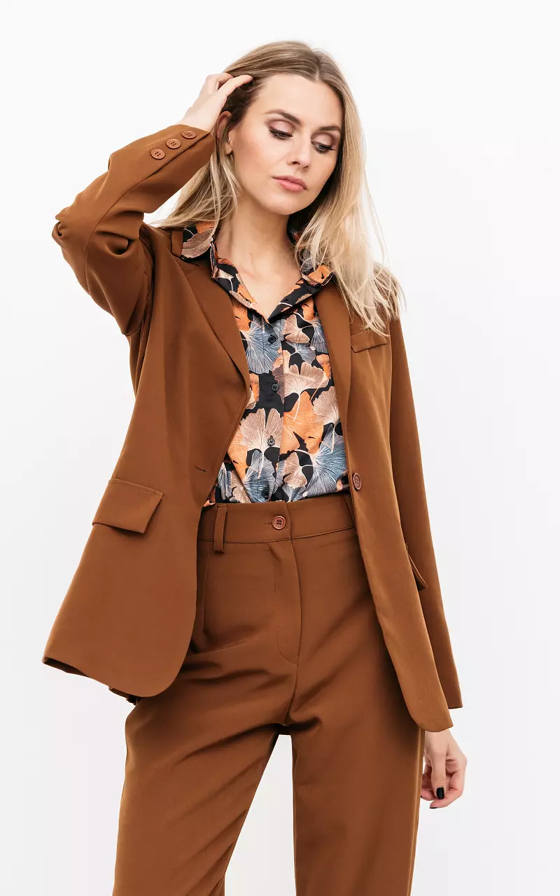 Blazer with side pockets and shoulder pads Cognac