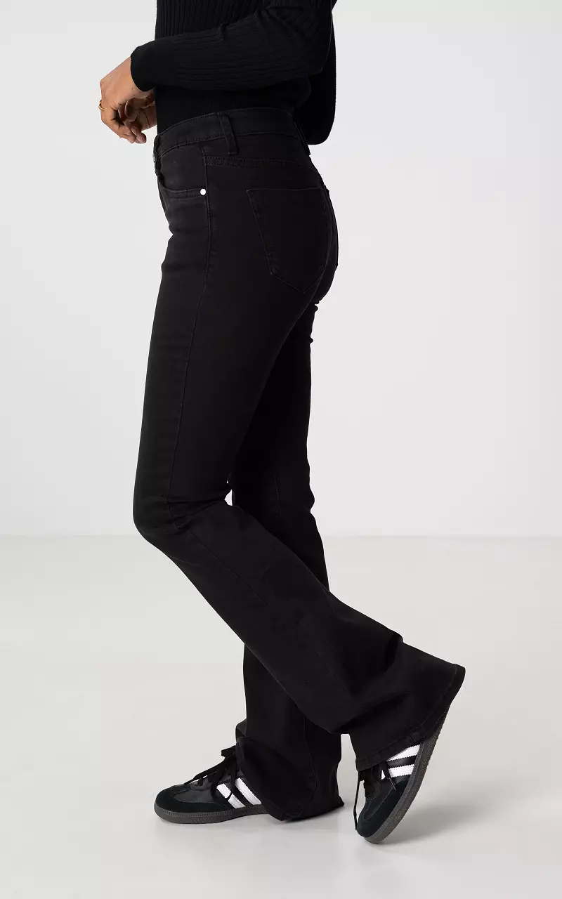 Mid Waist Jeans mit ausgestelltem Bein Schwarz