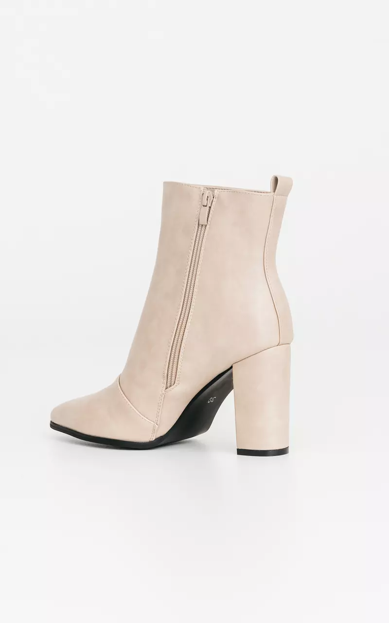 Ankle boots with pointed noses Beige