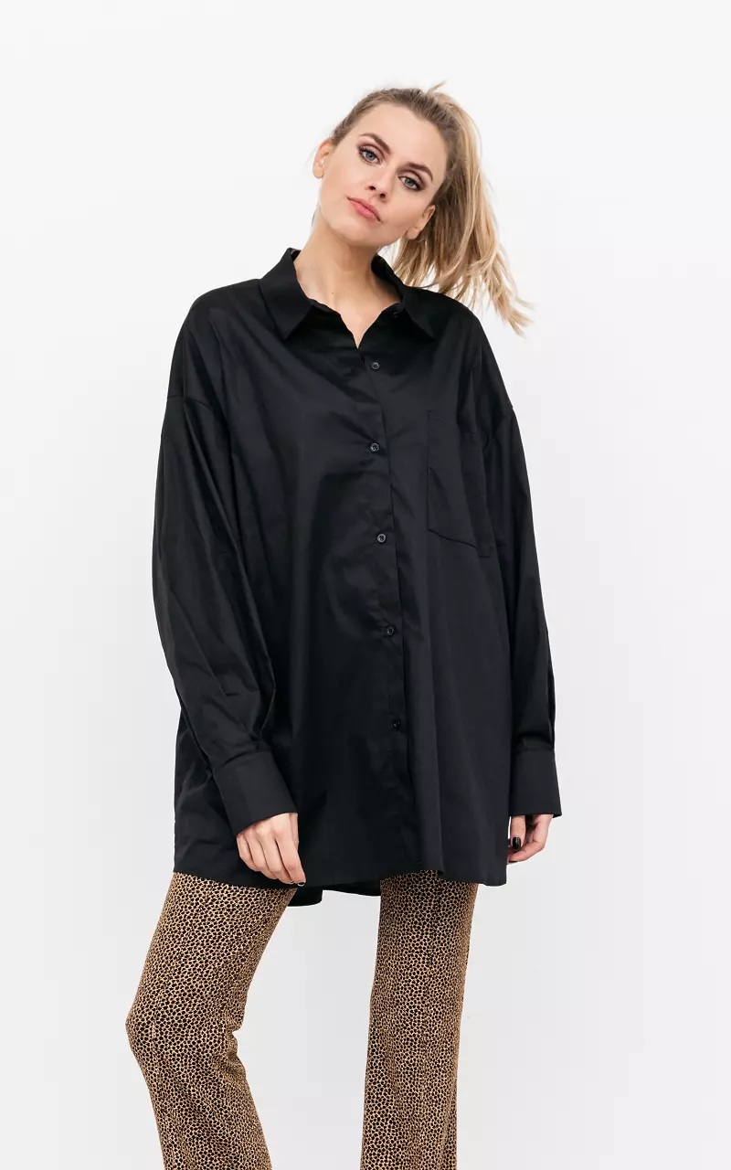 Oversized blouse met borstzakje Zwart