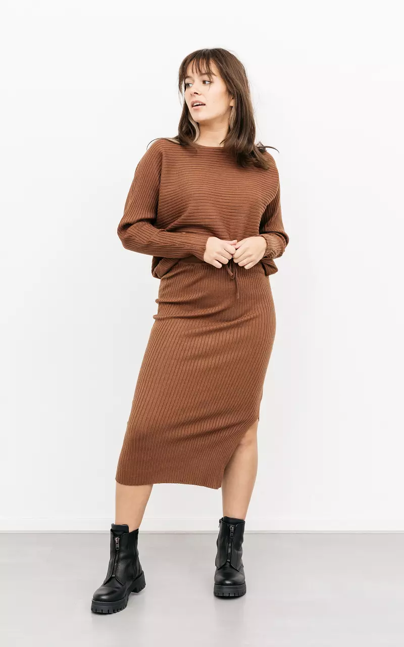 Stretchy set of sweater and skirt Brown