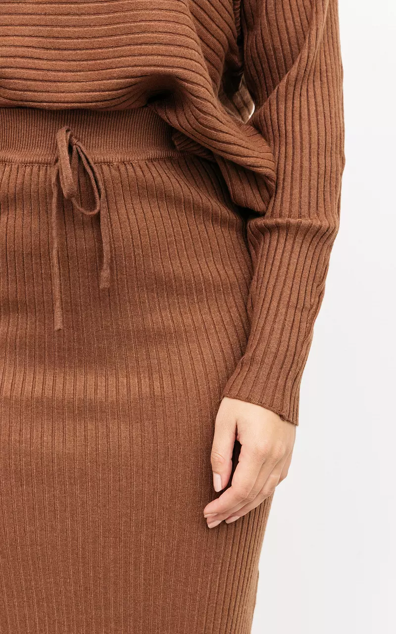 Stretchy set of sweater and skirt Brown