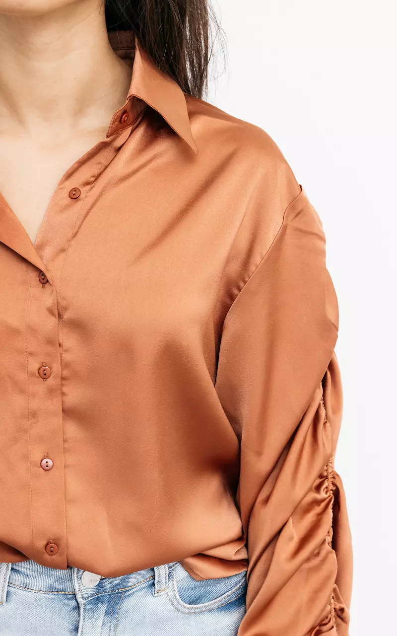 Silky blouse met gedrapeerde mouwen Roestbruin
