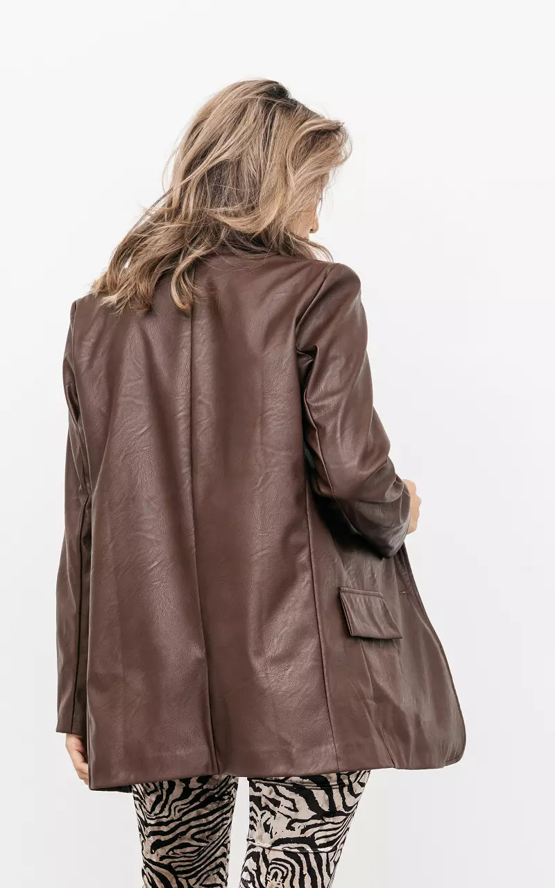 Leather look blazer met schoudervulling Bruin