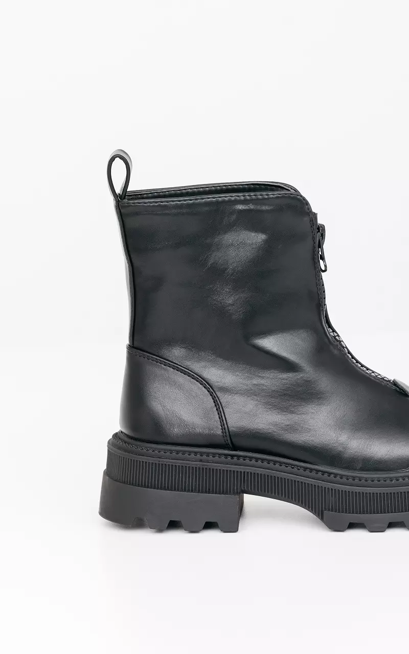 Thick boots with zip on the front Black