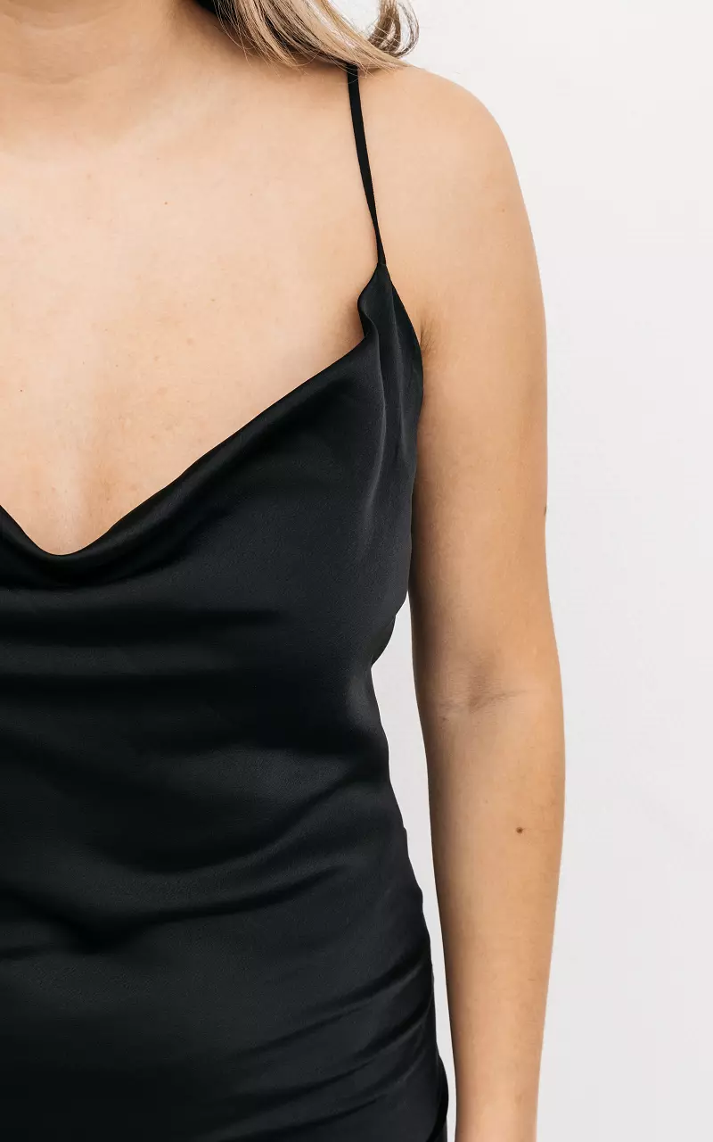 Lange silky jurk met watervalhals Zwart