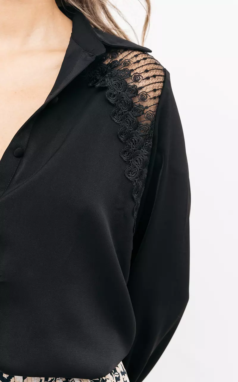 Leicht transparente Bluse mit Spitzendetails Schwarz