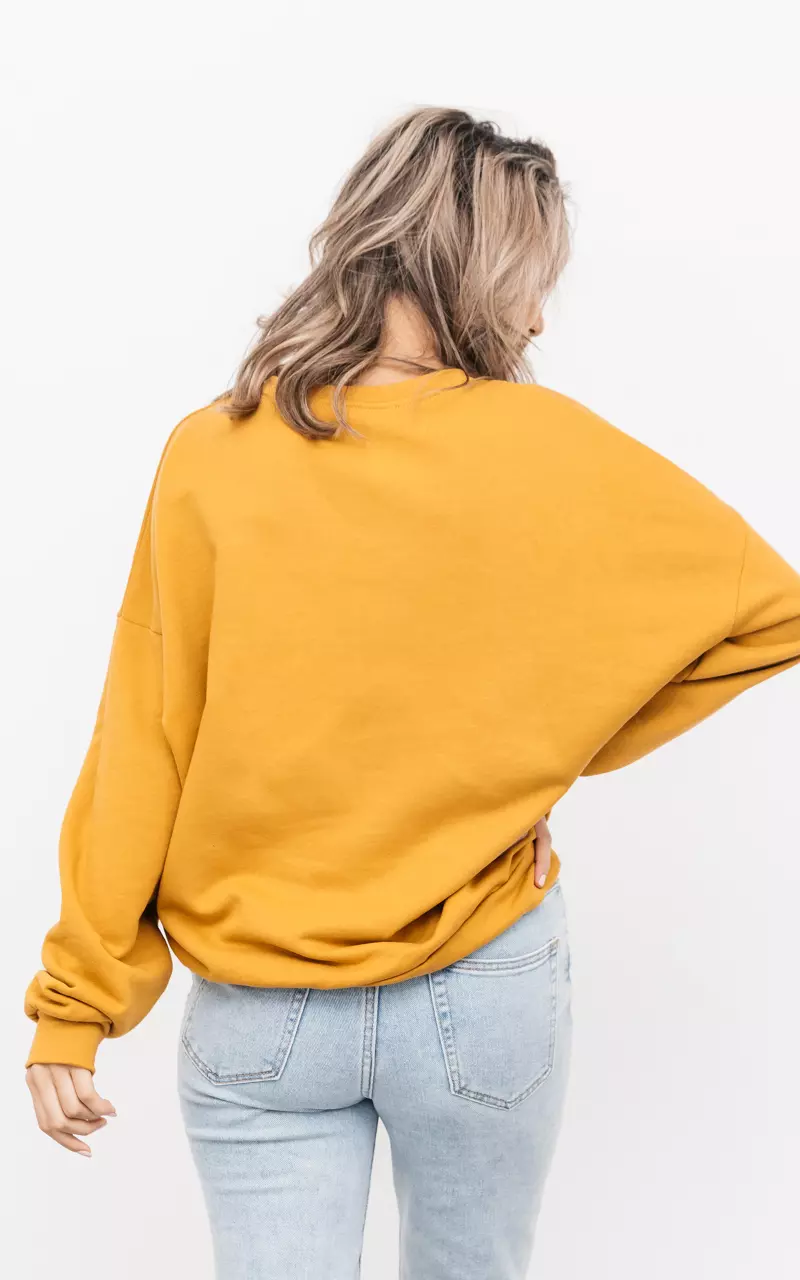 Sweater 'Trust the vibes'  Okergeel Paars