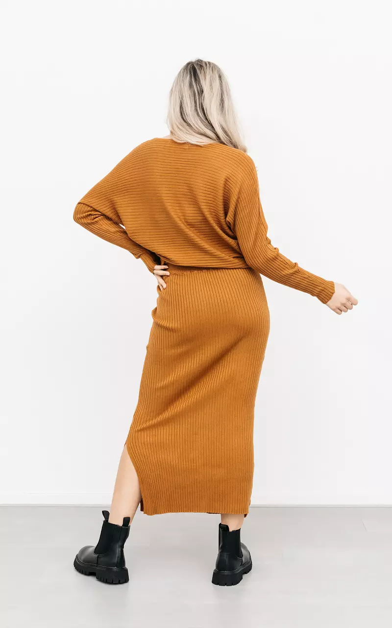 Stretchy set of sweater and skirt Camel