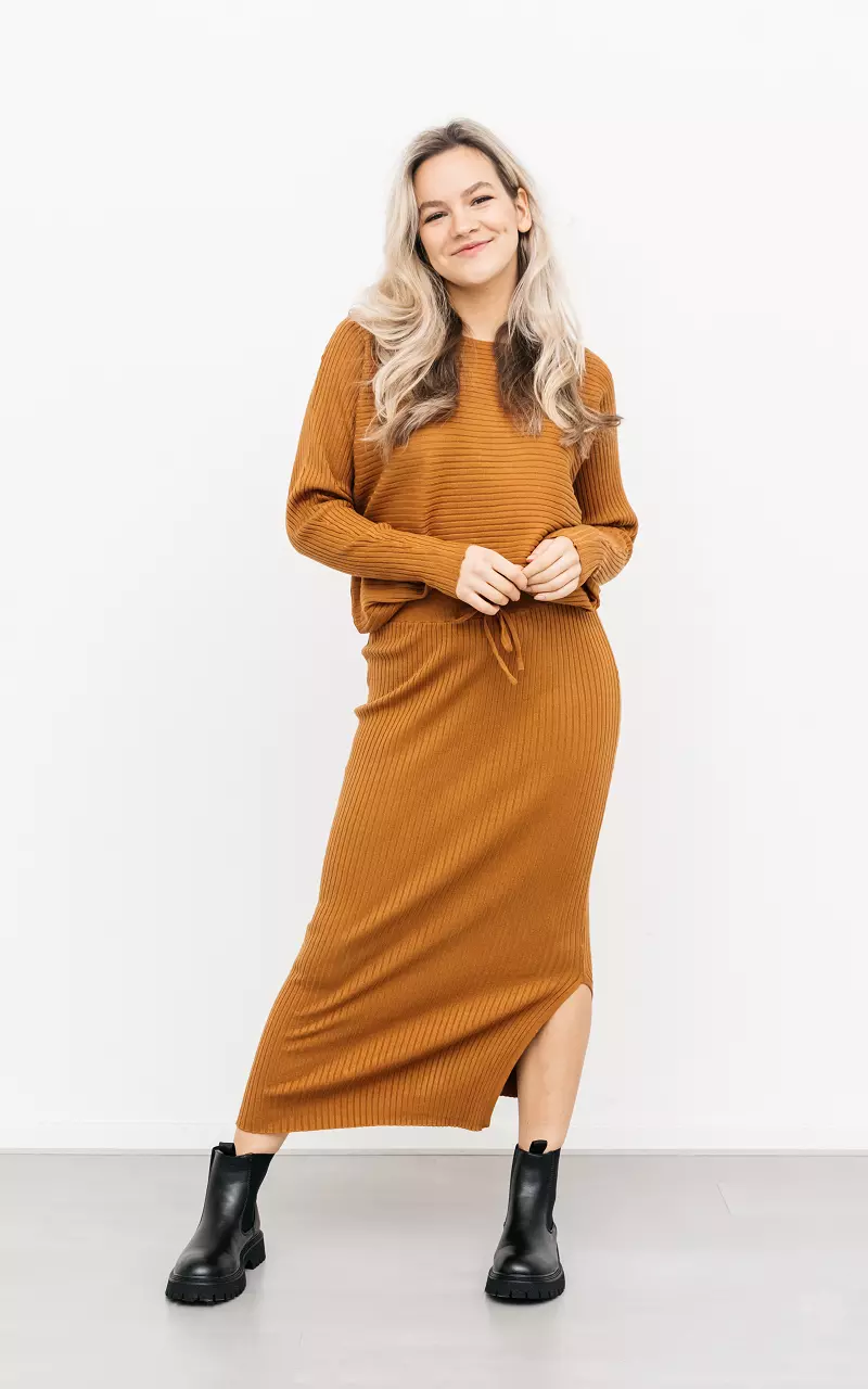 Stretchy set of sweater and skirt Camel