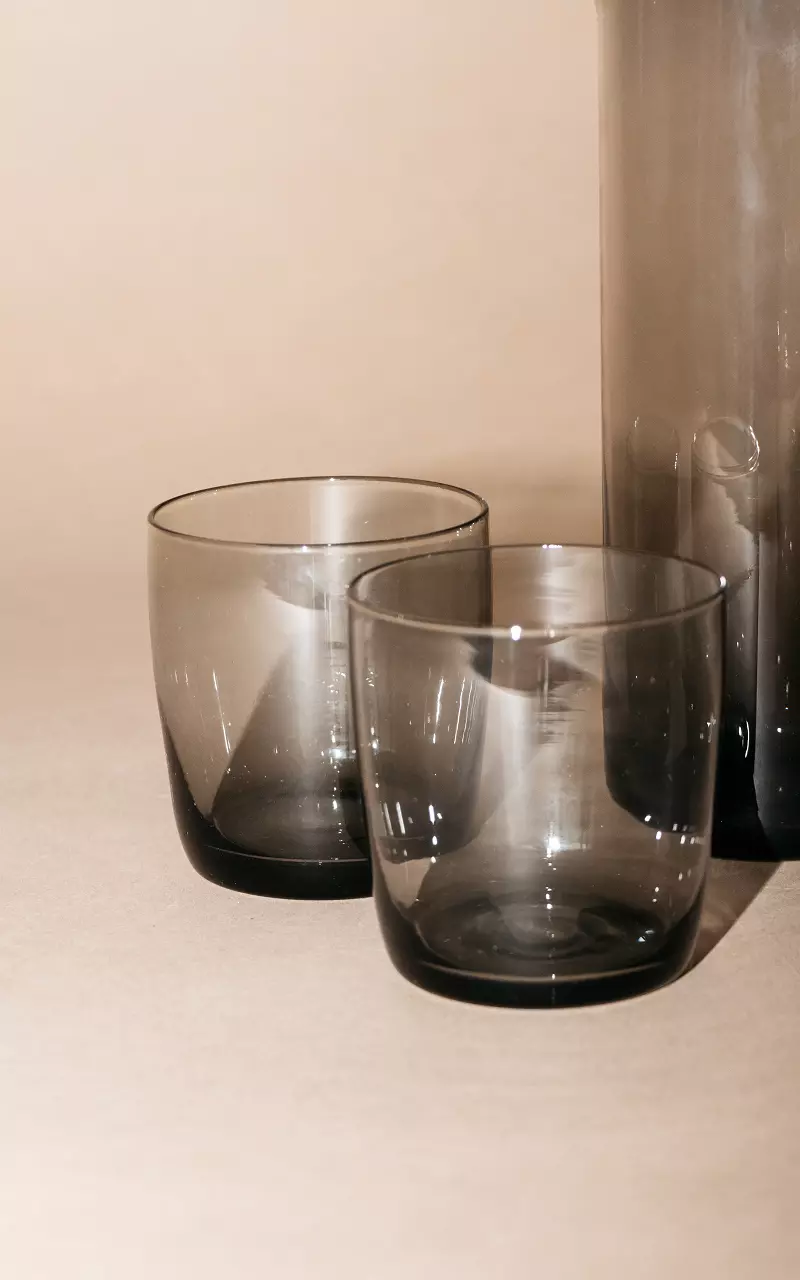 Zwei Gläser aus buntem Glas Grau