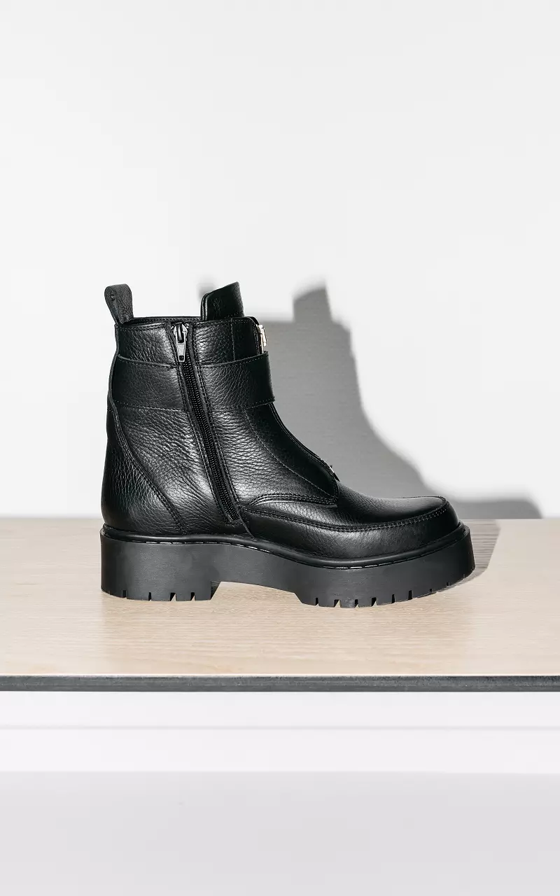 Leather boots with clasp Black