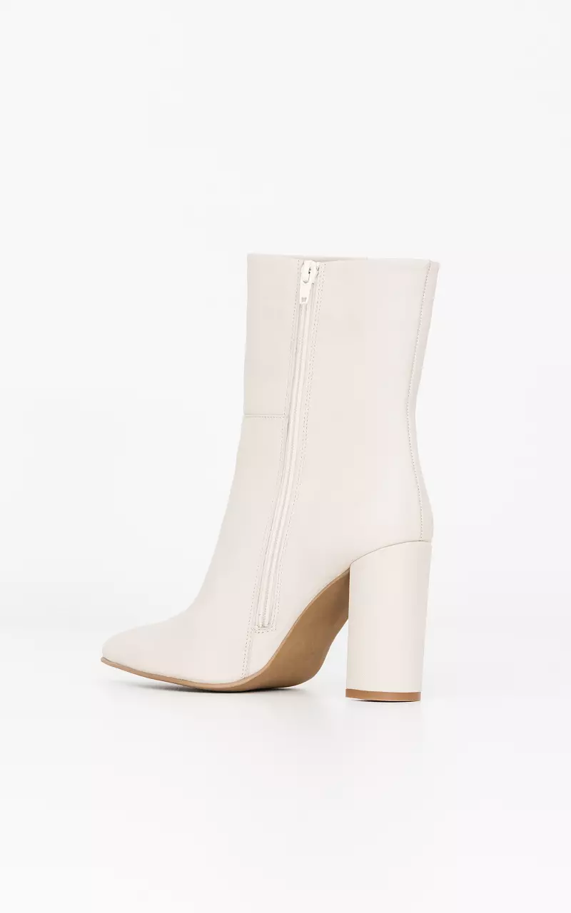 Boots with pointed nose Beige