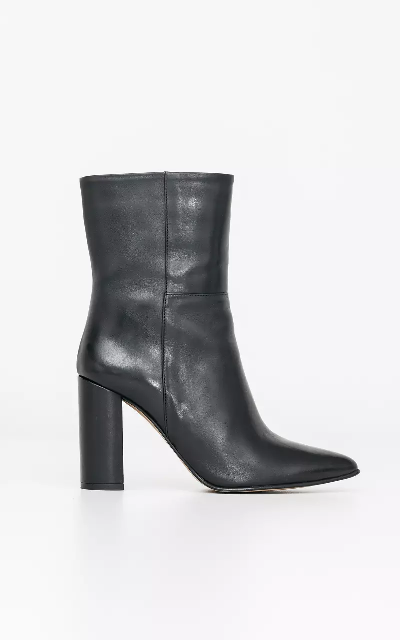 Boots with pointed nose Black