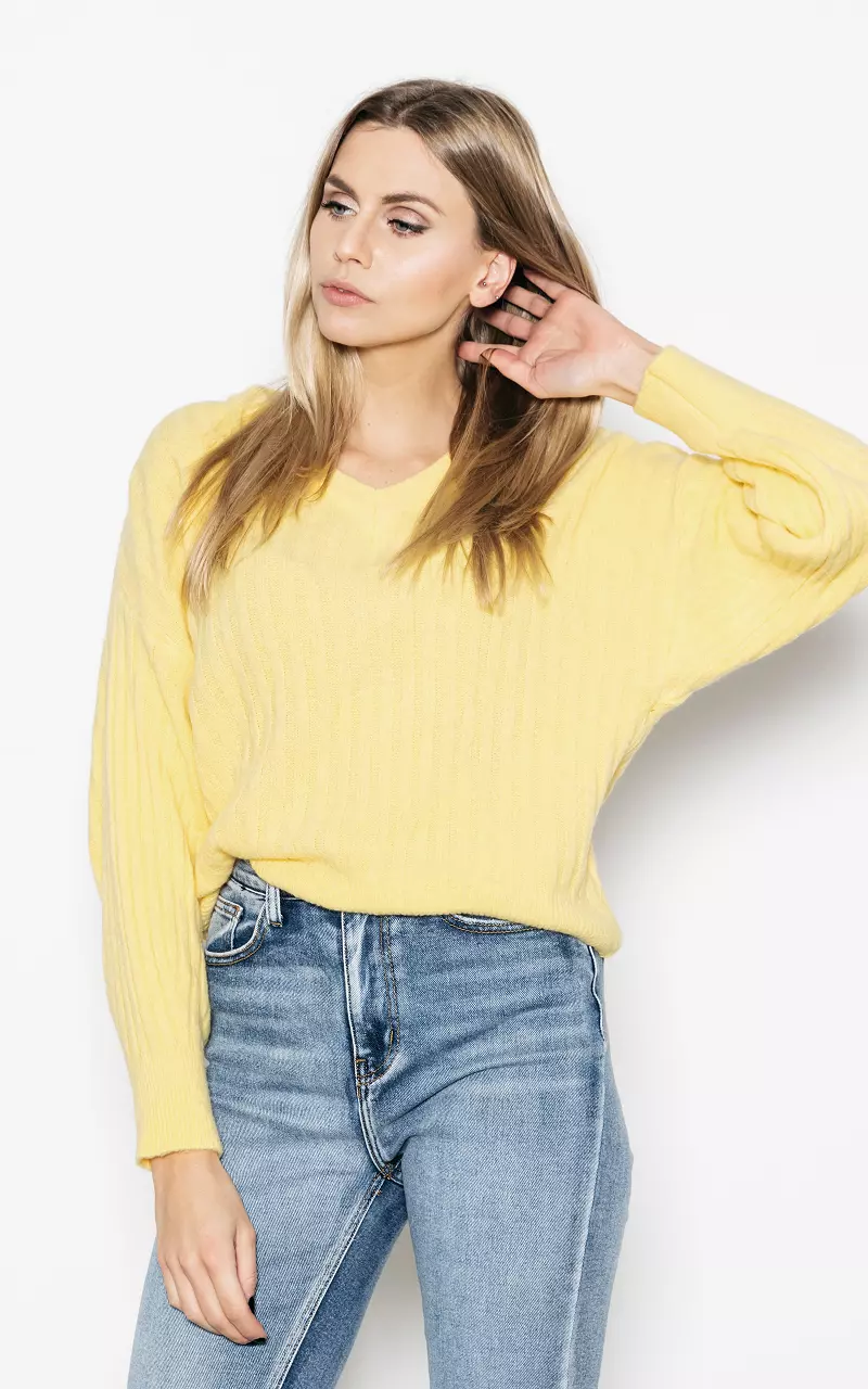 Lässiger Pullover mit V-Ausschnitt Gelb