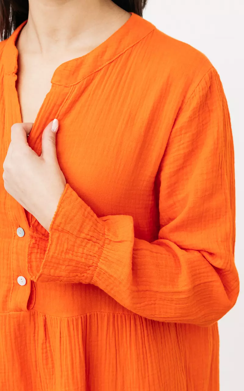 Langes Kleid mit Süßwasserperlen-Knöpfen Orange