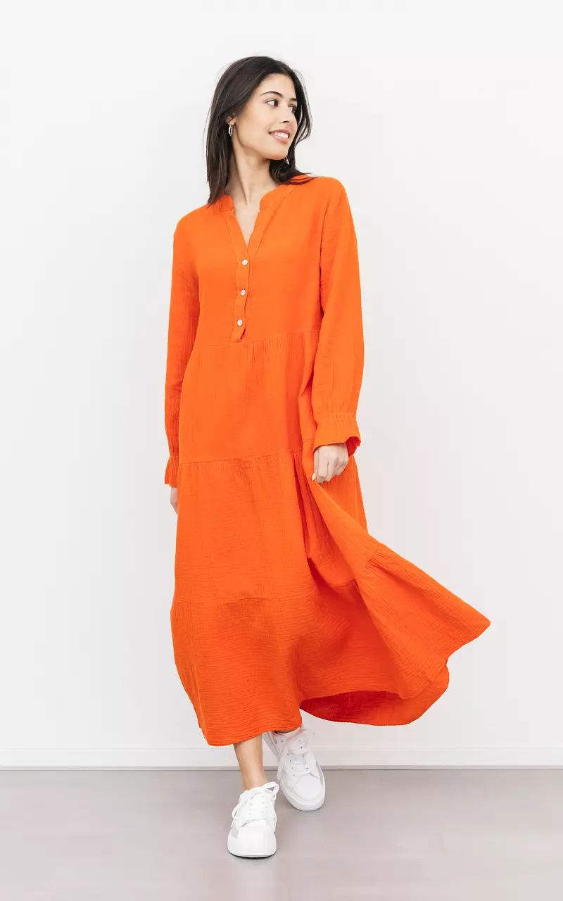 Langes Kleid mit Süßwasserperlen-Knöpfen Orange