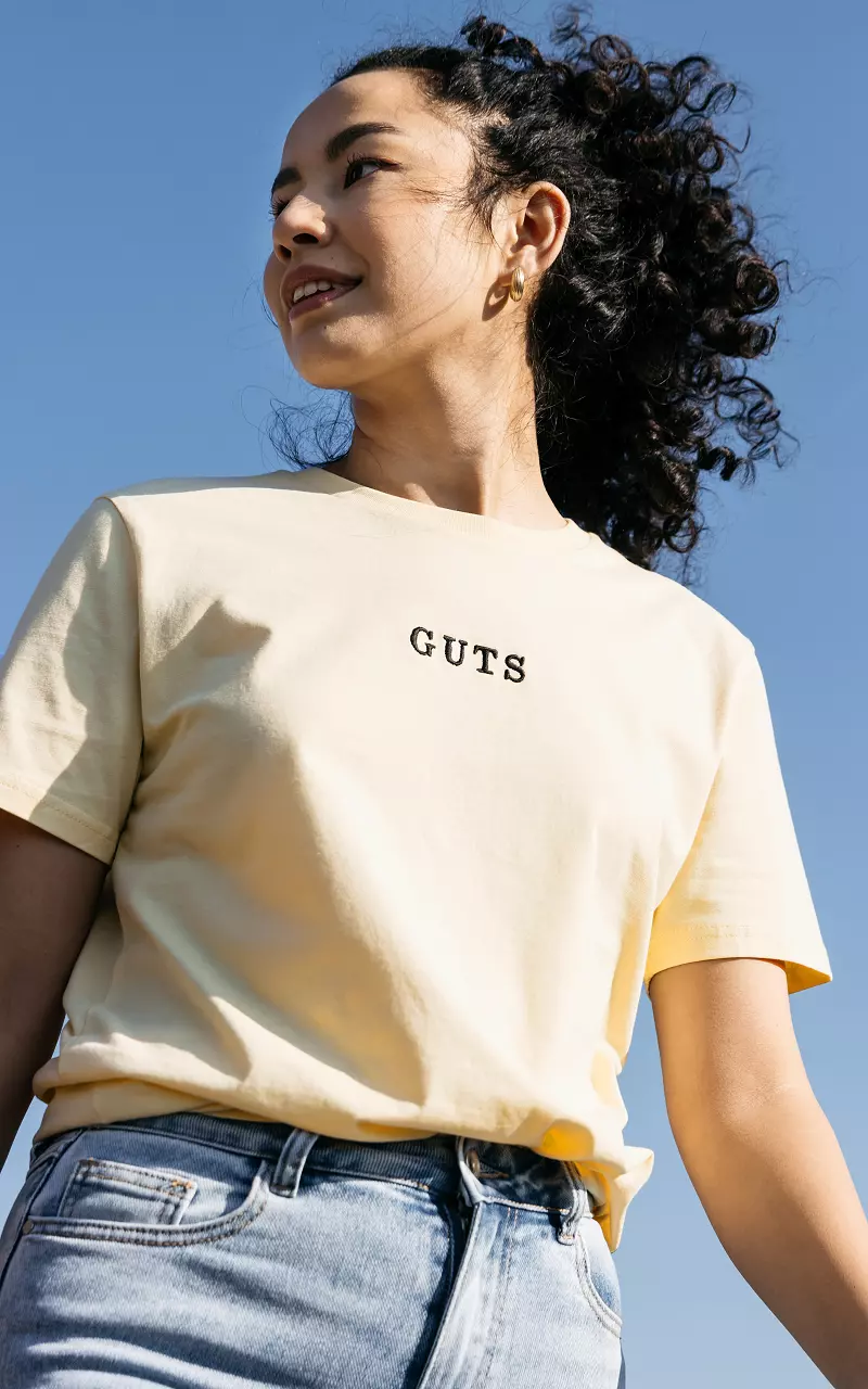 Basic shirt 'Guts' borduursel Lichtgeel