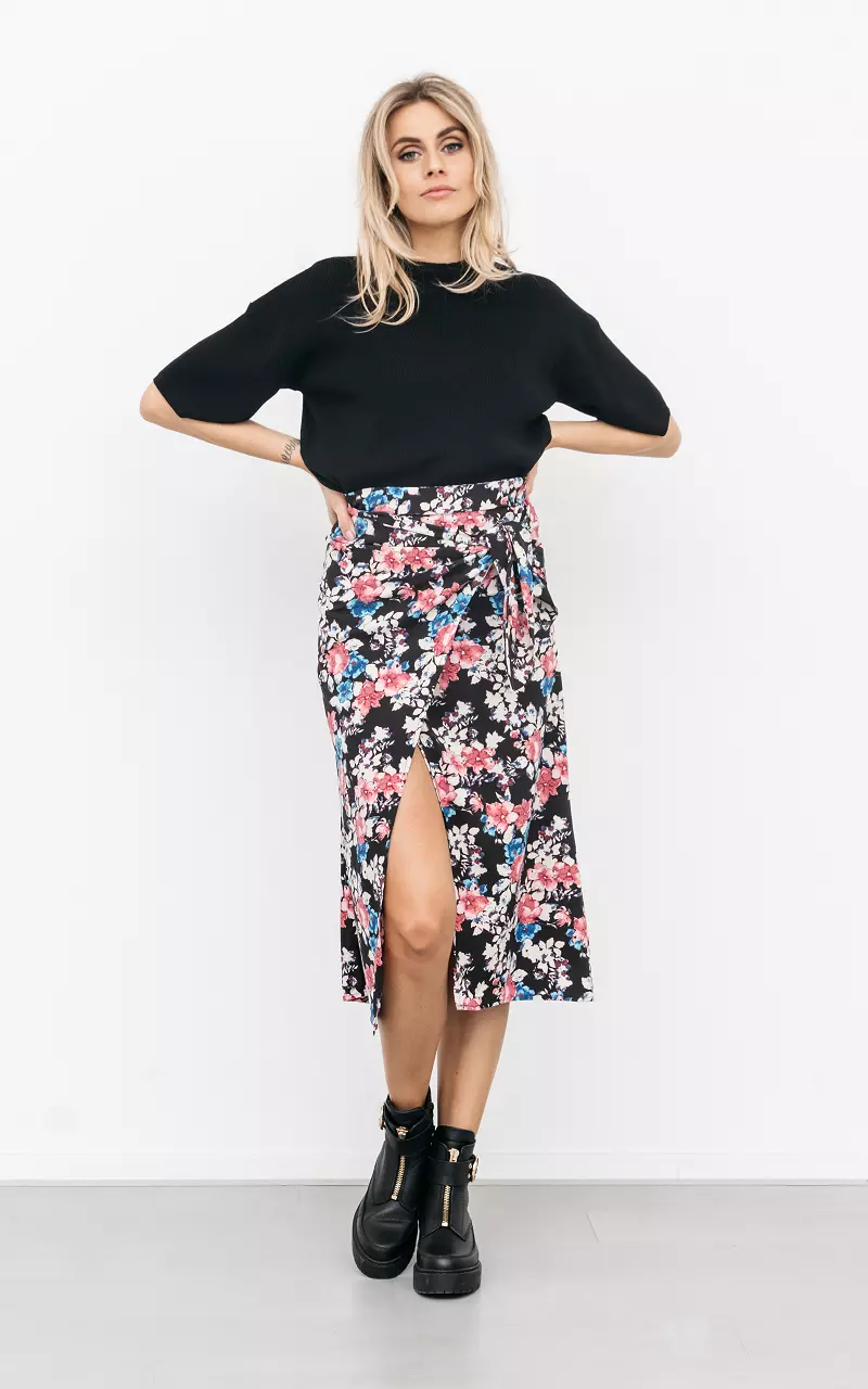 Wrap-around skirt with floral print Black Pink