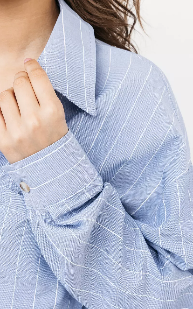 Kurze Oversized Bluse mit Streifen Blau Weiß