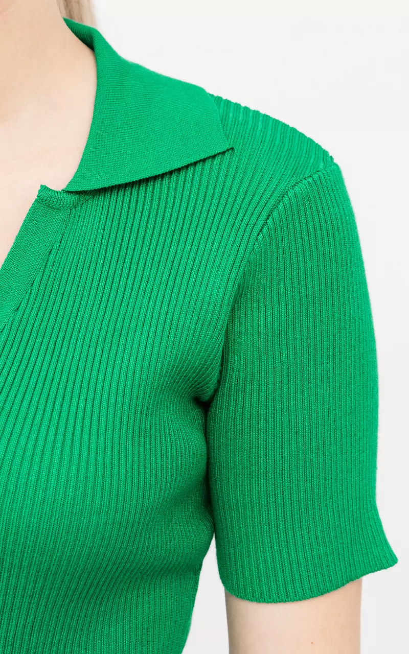 Kleid mit V-Hals und kurzen Ärmeln Grün