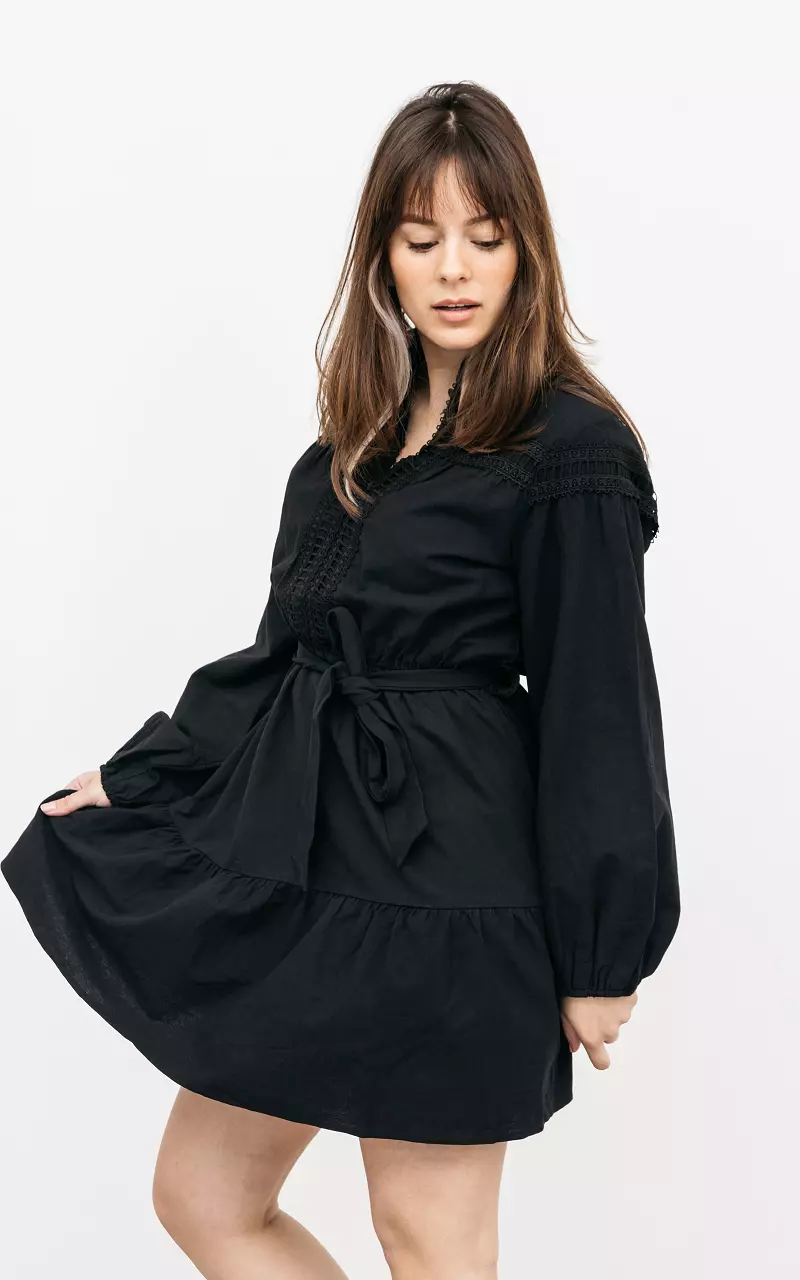 Jurk met knoopjes en strikdetail Zwart
