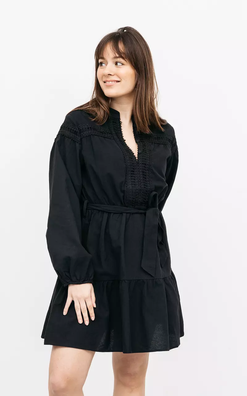 Jurk met knoopjes en strikdetail Zwart