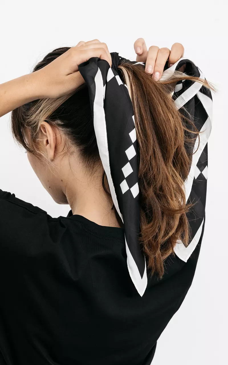 Satin-look scarf - Black White | Guts & Gusto Satin-look scarf - Black White | Guts & Gusto