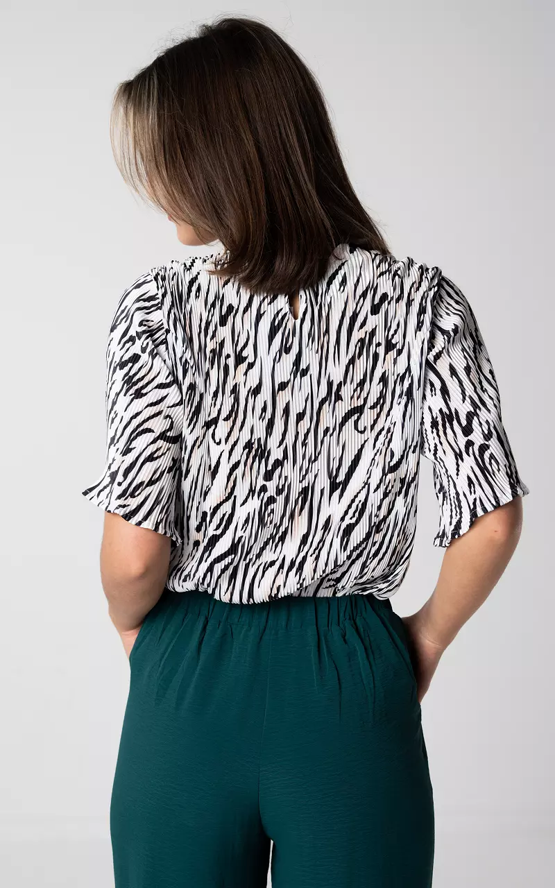 Pleated top with round neck White Black