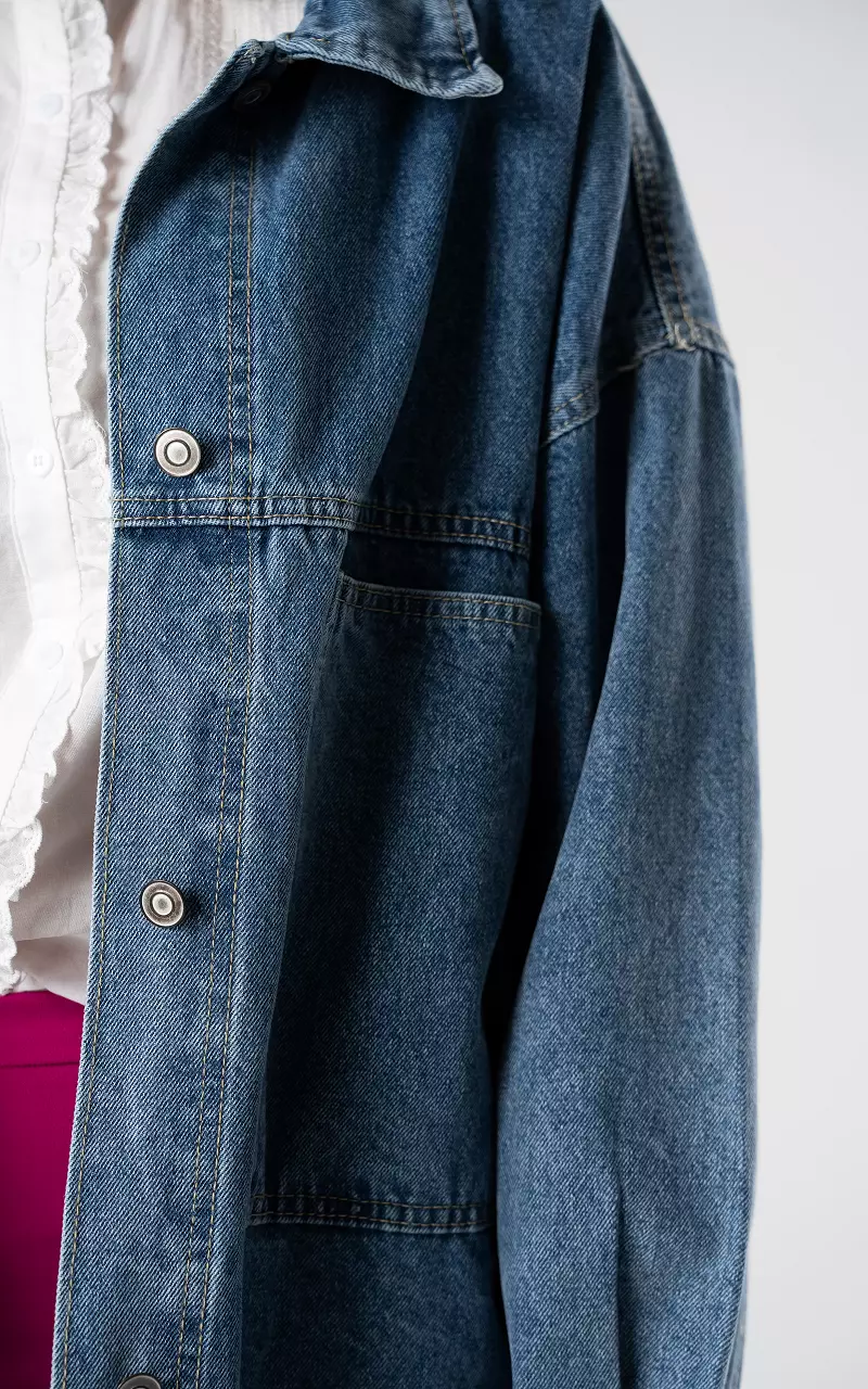 Jeansjacke mit silbernen Knöpfen Dunkelblau