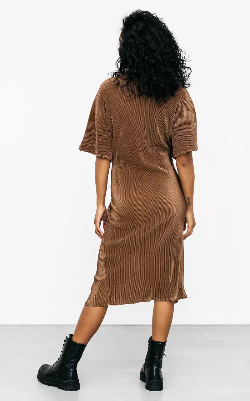 Pleated dress with v-neck Brown